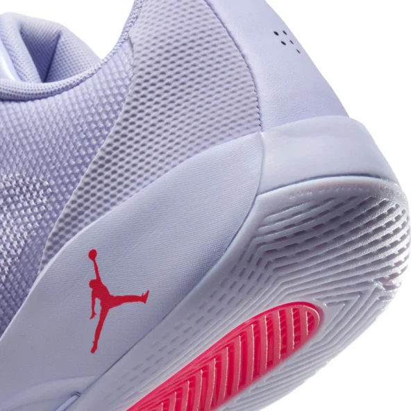 دیواره‌های حمایتی جانبی (Lateral Support Wrap) برای پایداری حرکات عرضی در کتونی لوکا .77