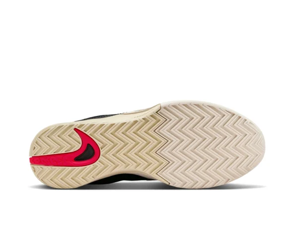 الگوی تراکشن جناغی (Heel-to-Toe Herringbone) زیره نایکی S.T. FLARE برای چسبندگی ۳۶۰ درجه