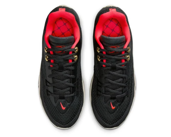 رویه مش تنفس‌پذیر با روکش تقویت شده و ضدسایش در کتونی نایکی S.T. FLARE