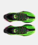 جزئیات بافت مهندسی شده WARP Knit در رویه کتونی اندر آرمور کوری ۷