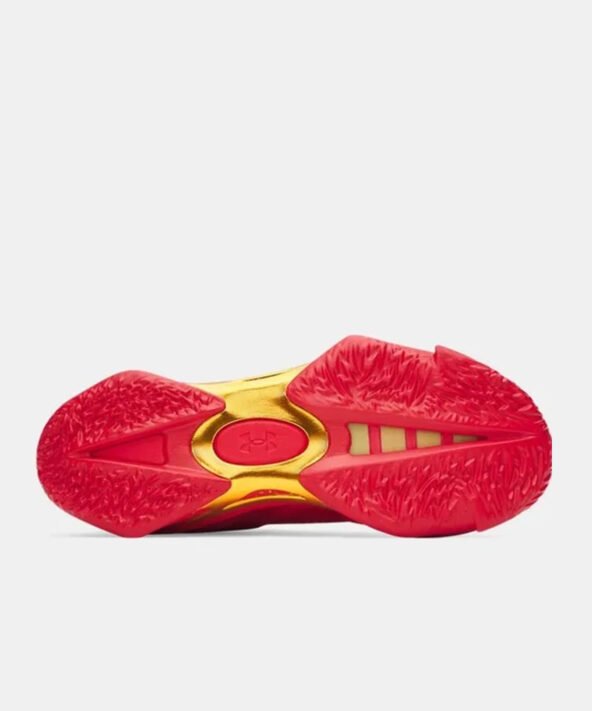 تراکشن قرمز رنگ تکنولوژی Flow با طرح دانه برف در کفش کوری ۷ کریسمس